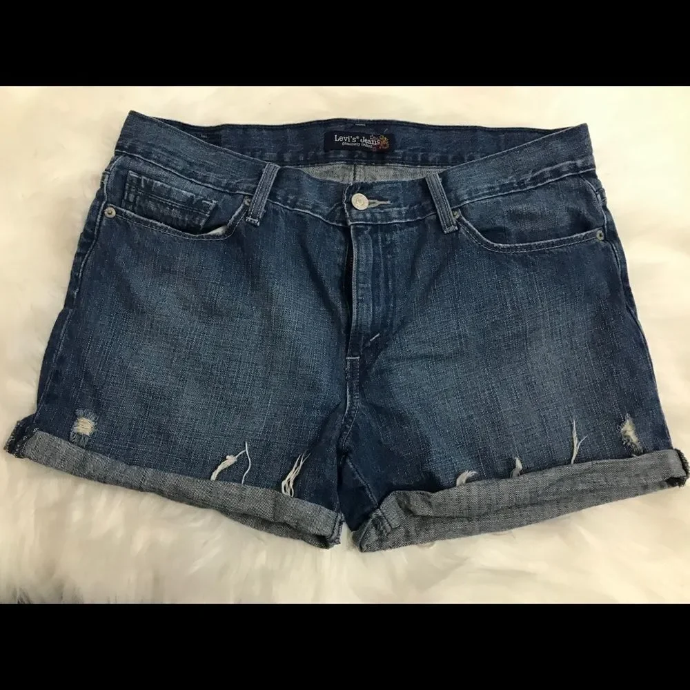 Ladies Levi’s denim shorts